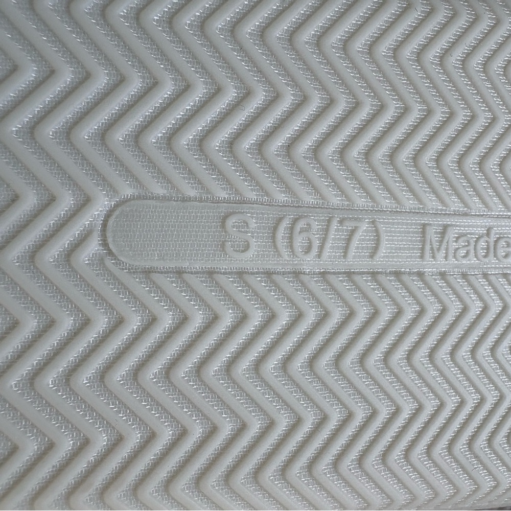 🌺 Mellow & Mod Cherry Slippers🍒 - Picture 8 of 8